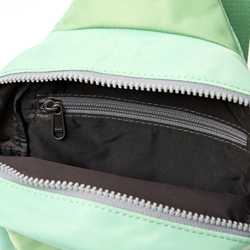 ROKA Willesden Große Tasche aus recyceltem Nylon | Grün-Ton