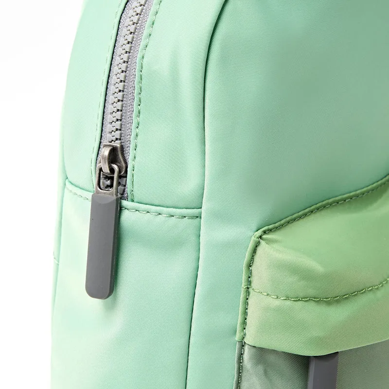 ROKA Willesden Große Tasche aus recyceltem Nylon | Grün-Ton