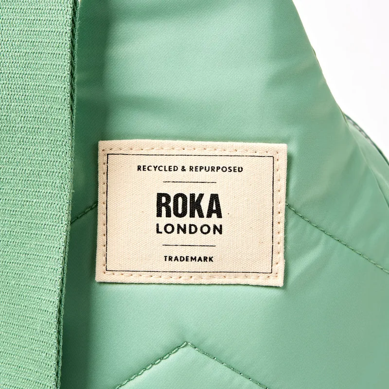 ROKA Willesden Große Tasche aus recyceltem Nylon | Grün-Ton
