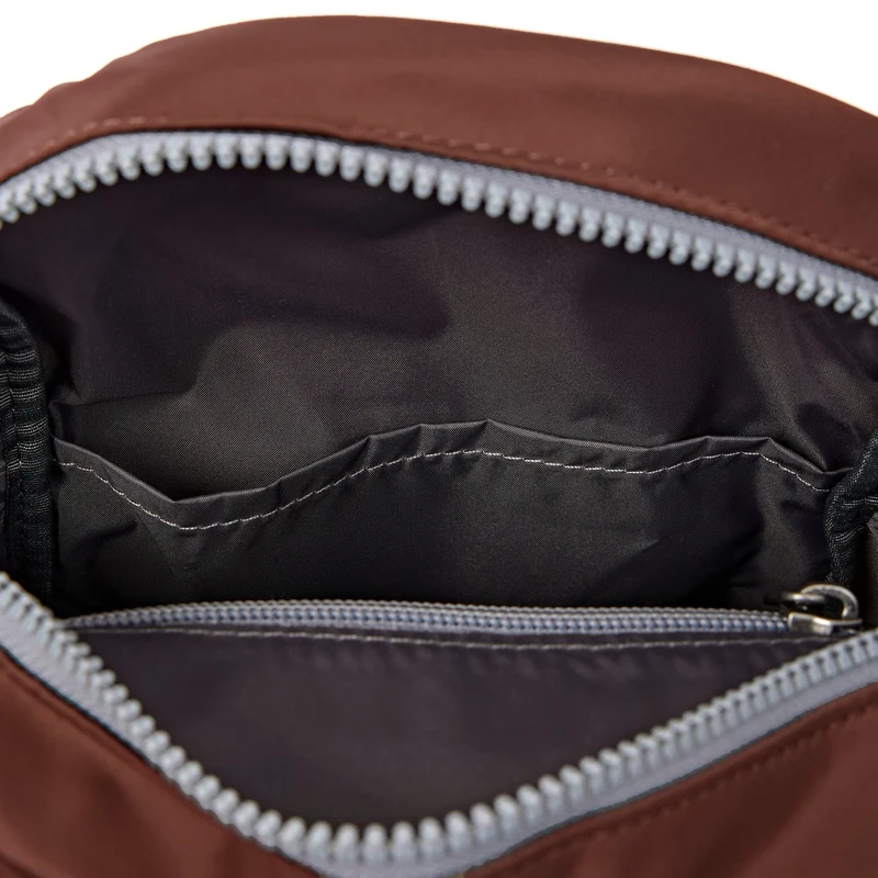 ROKA Willesden B Große Tasche aus recyceltem Nylon | Rocky Road