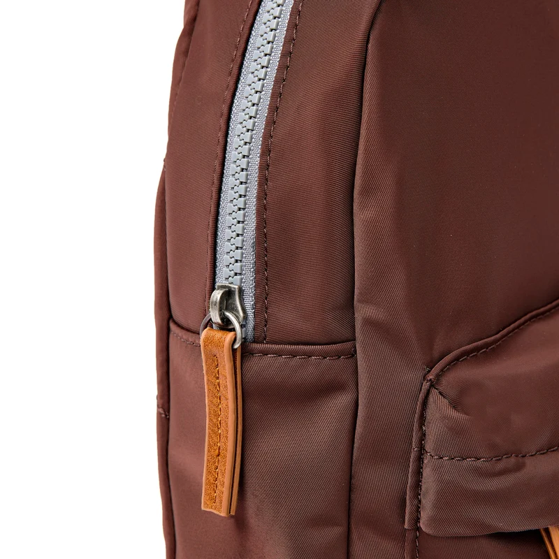 ROKA Willesden B Große Tasche aus recyceltem Nylon | Rocky Road