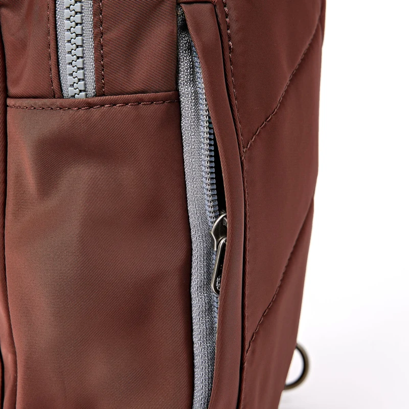 ROKA Willesden B Große Tasche aus recyceltem Nylon | Rocky Road