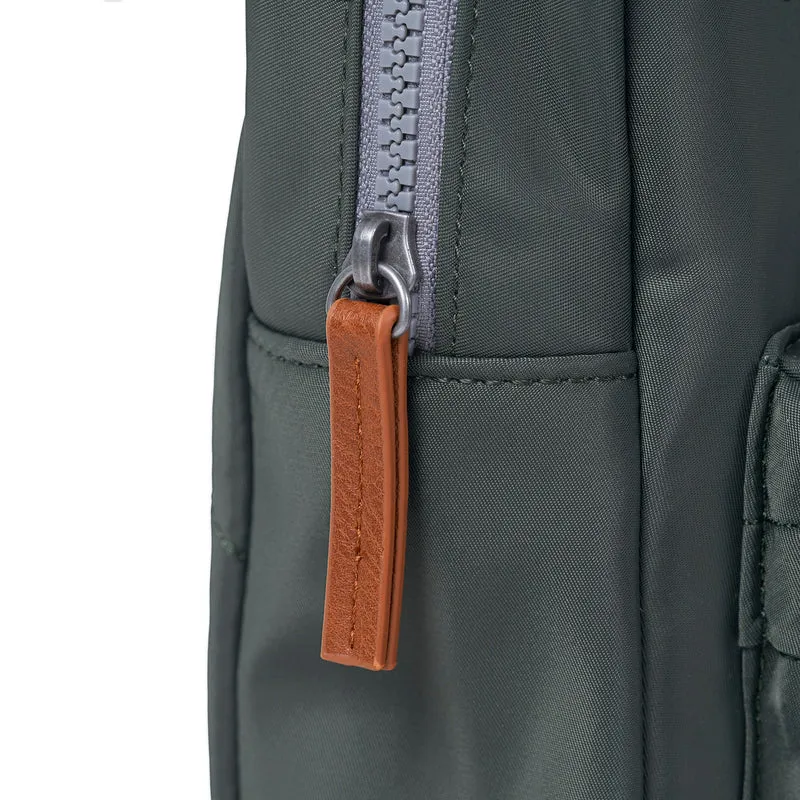 ROKA Willesden Große Tasche aus recyceltem Nylon | Thymian