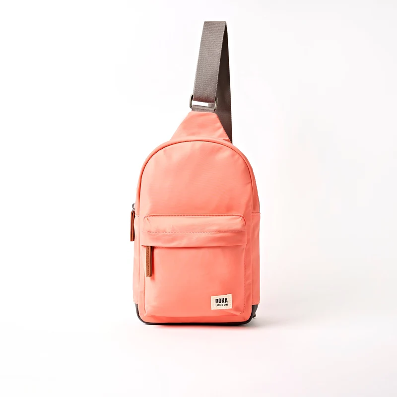 ROKA Willesden Große Tasche aus recyceltem Nylon | Zuckerkoralle