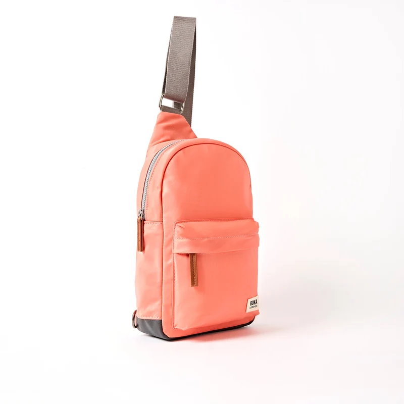 ROKA Willesden Große Tasche aus recyceltem Nylon | Zuckerkoralle