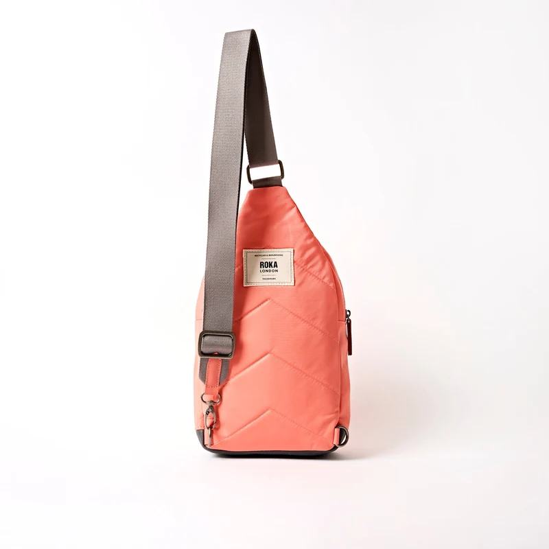 ROKA Willesden Große Tasche aus recyceltem Nylon | Zuckerkoralle