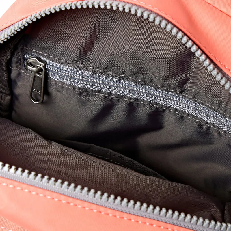 ROKA Willesden Große Tasche aus recyceltem Nylon | Zuckerkoralle