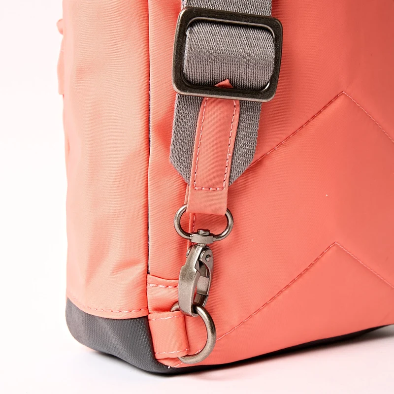 ROKA Willesden Große Tasche aus recyceltem Nylon | Zuckerkoralle
