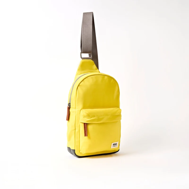 ROKA Willesden Große Tasche aus recyceltem Nylon | Passionsfrucht