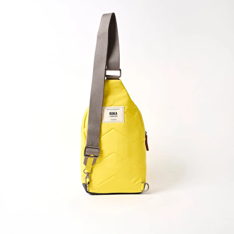 ROKA Willesden Große Tasche aus recyceltem Nylon | Passionsfrucht