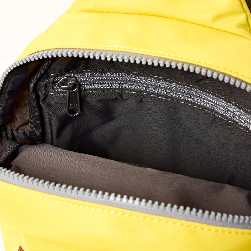 ROKA Willesden Große Tasche aus recyceltem Nylon | Passionsfrucht