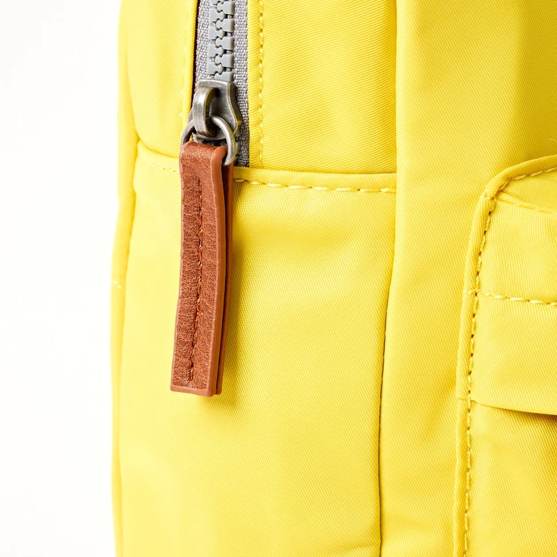 ROKA Willesden Große Tasche aus recyceltem Nylon | Passionsfrucht