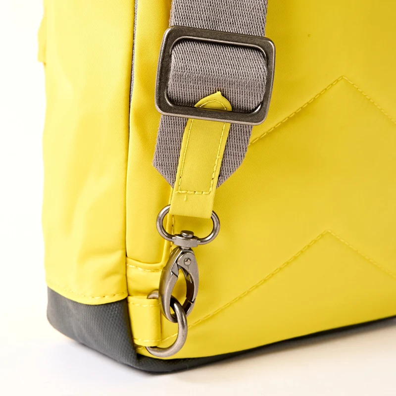 ROKA Willesden Große Tasche aus recyceltem Nylon | Passionsfrucht
