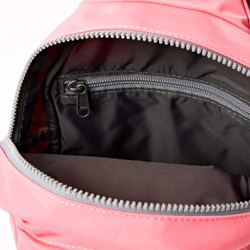 ROKA Willesden Große Tasche aus recyceltem Nylon | Rosa Limonade