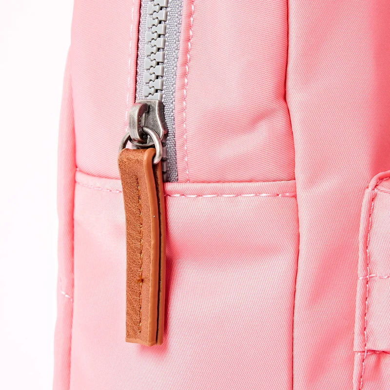 ROKA Willesden Große Tasche aus recyceltem Nylon | Rosa Limonade