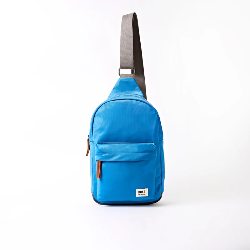 ROKA Willesden Große Tasche aus recyceltem Nylon | Malibu-Blau