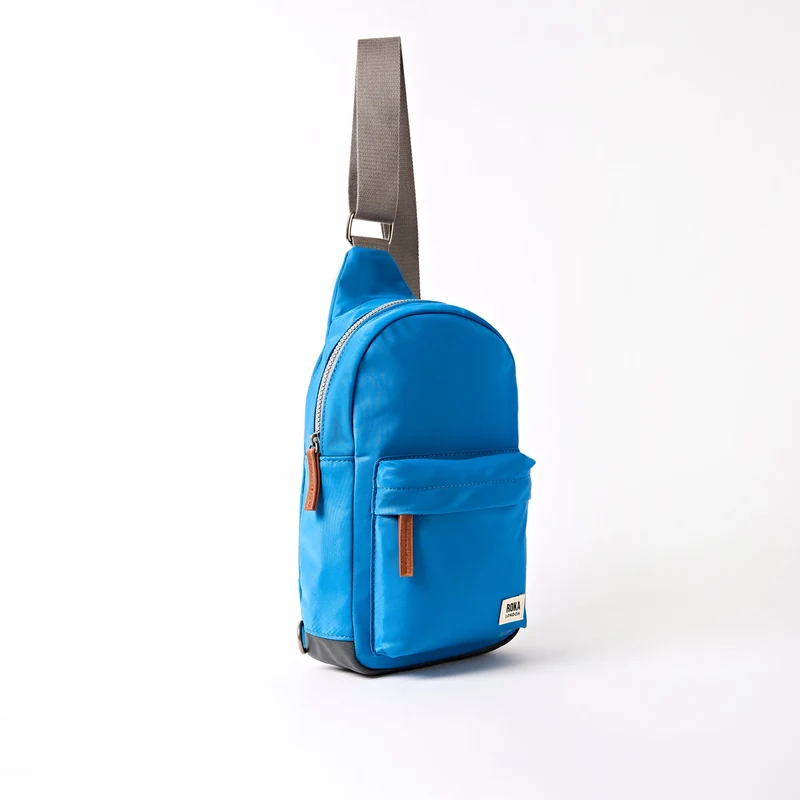 ROKA Willesden Große Tasche aus recyceltem Nylon | Malibu-Blau