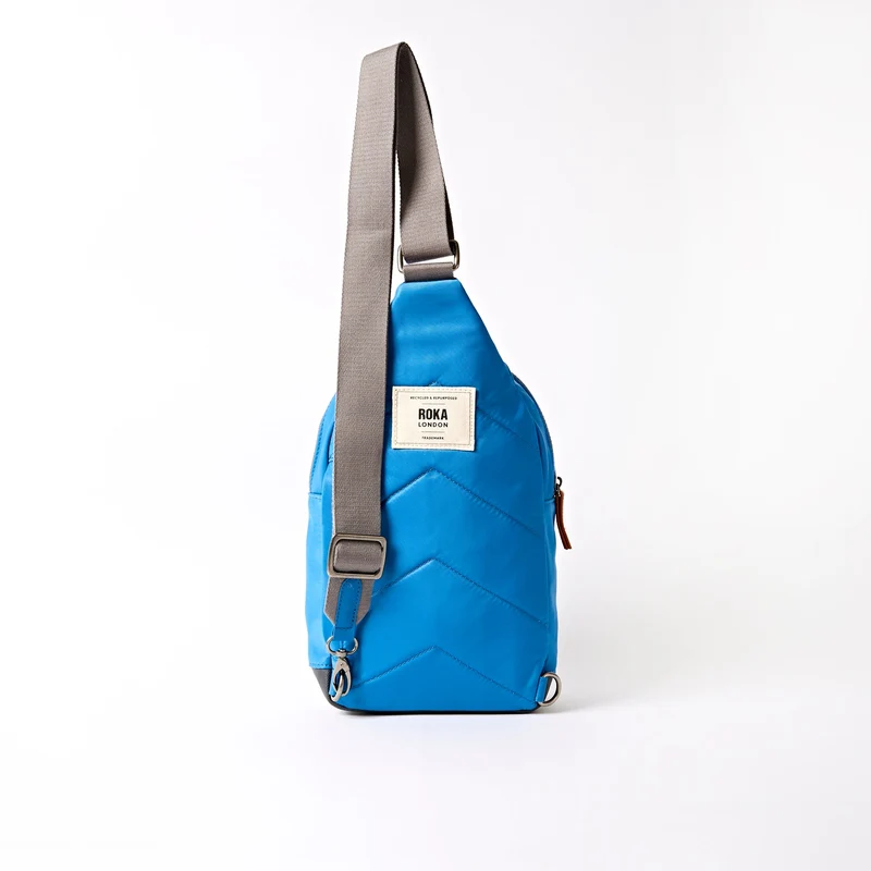 ROKA Willesden Große Tasche aus recyceltem Nylon | Malibu-Blau