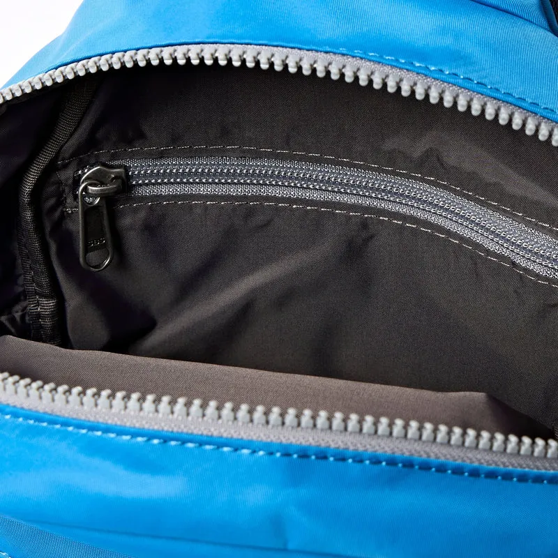 ROKA Willesden Große Tasche aus recyceltem Nylon | Malibu-Blau