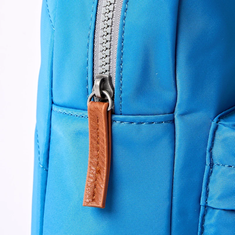 ROKA Willesden Große Tasche aus recyceltem Nylon | Malibu-Blau