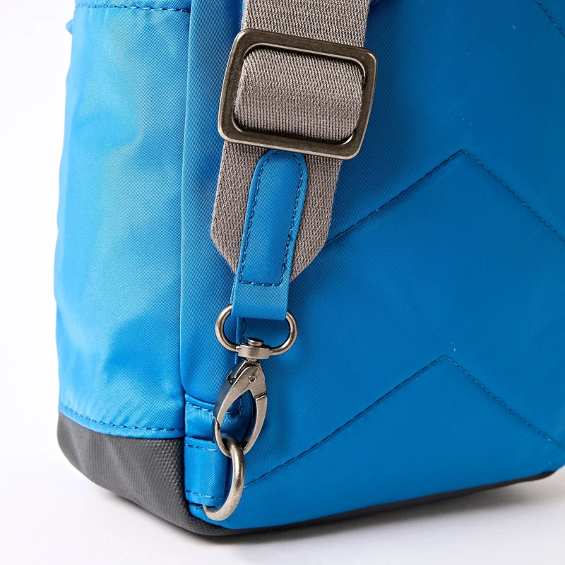 ROKA Willesden Große Tasche aus recyceltem Nylon | Malibu-Blau