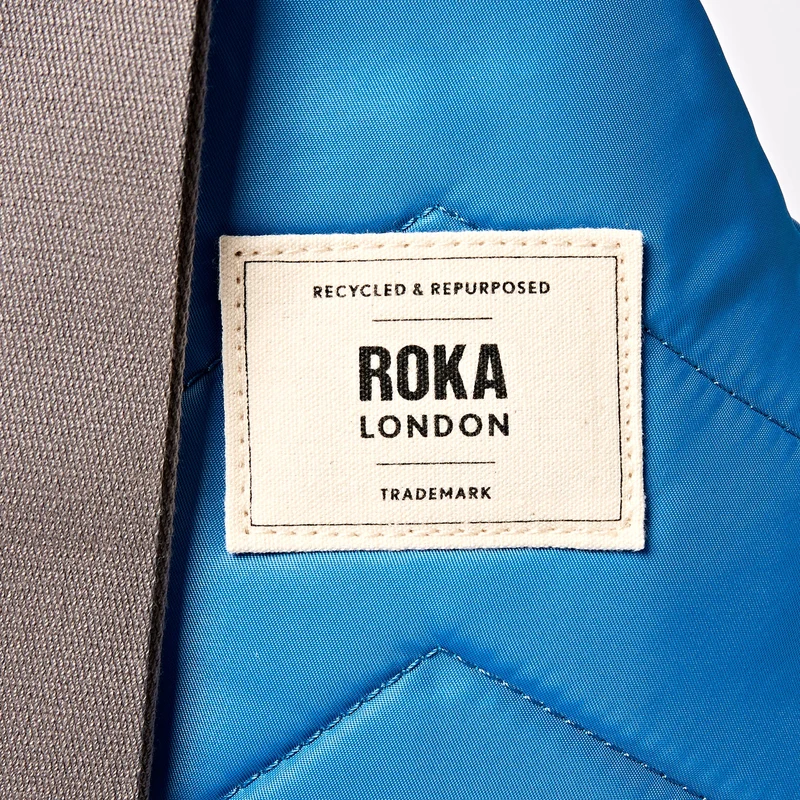ROKA Willesden Große Tasche aus recyceltem Nylon | Malibu-Blau