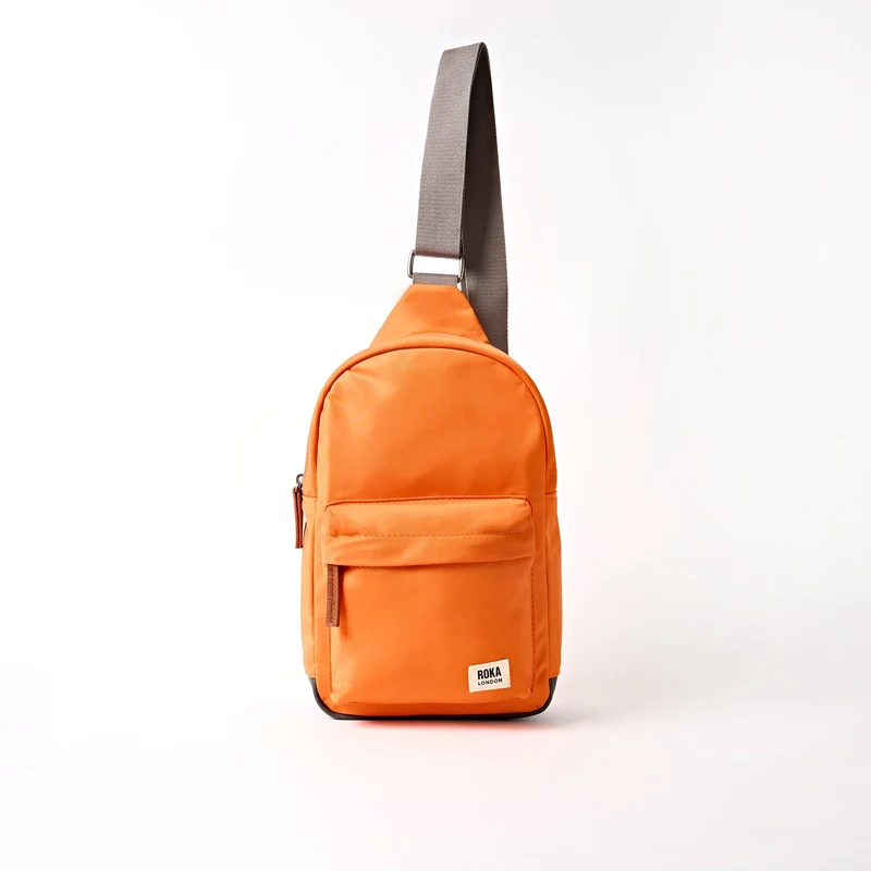 ROKA Willesden Große Tasche aus recyceltem Nylon | Jaffa Orange