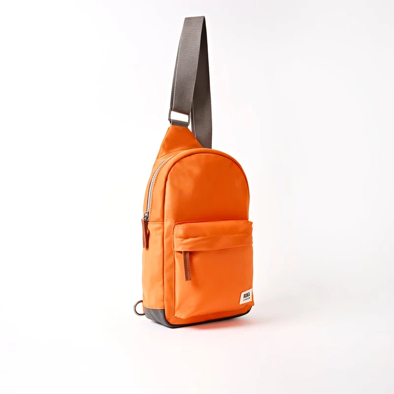 ROKA Willesden Große Tasche aus recyceltem Nylon | Jaffa Orange