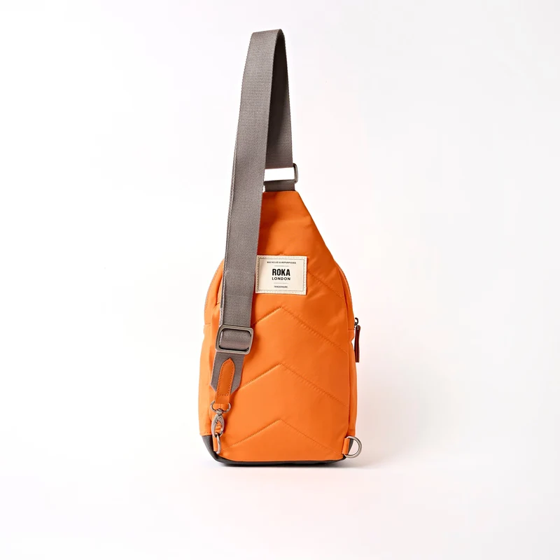 ROKA Willesden Große Tasche aus recyceltem Nylon | Jaffa Orange