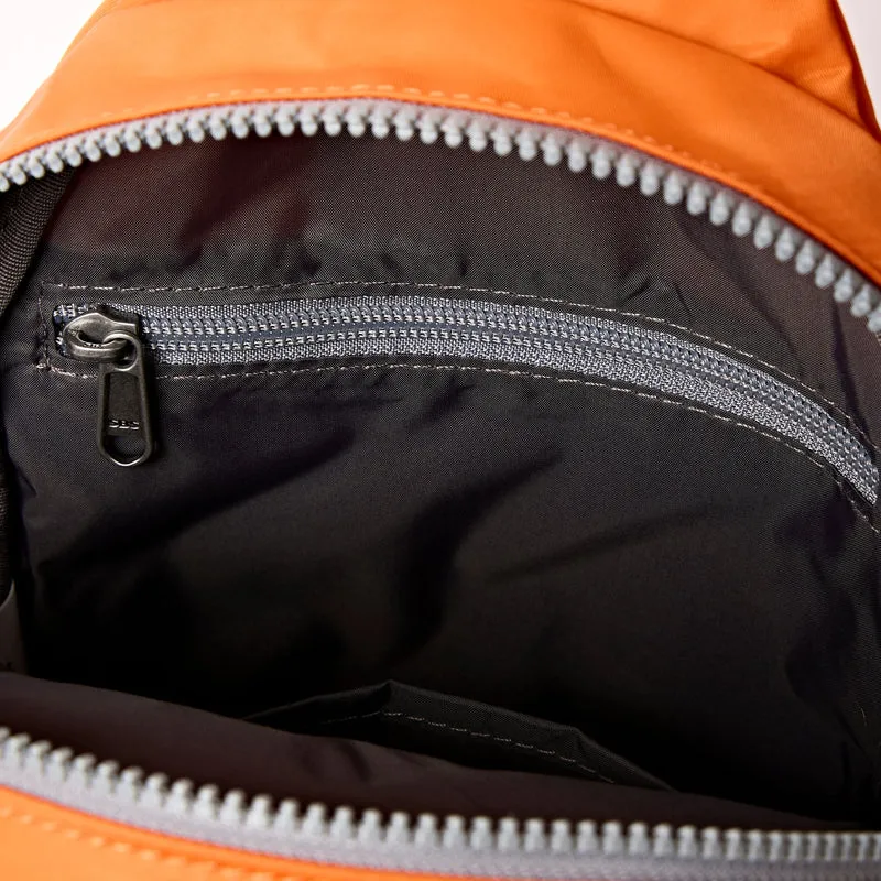 ROKA Willesden Große Tasche aus recyceltem Nylon | Jaffa Orange