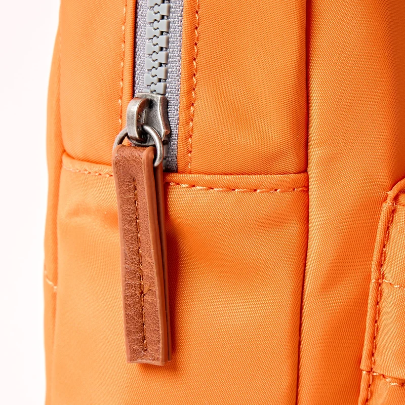 ROKA Willesden Große Tasche aus recyceltem Nylon | Jaffa Orange