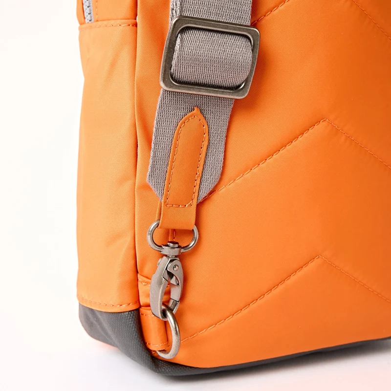 ROKA Willesden Große Tasche aus recyceltem Nylon | Jaffa Orange