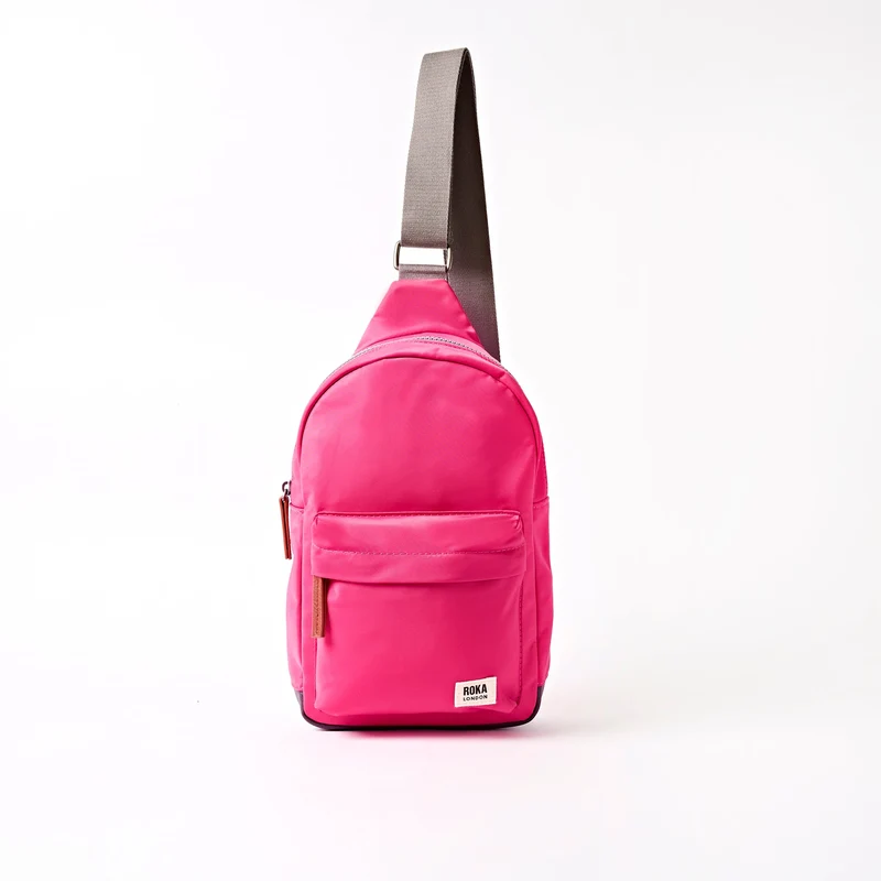 ROKA Willesden Große Tasche aus recyceltem Nylon | Granitrot