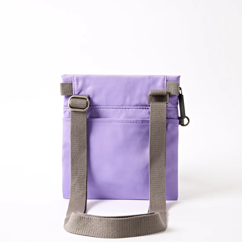 ROKA Stratford Kleine Tasche aus recyceltem Nylon | Thistle Bloom