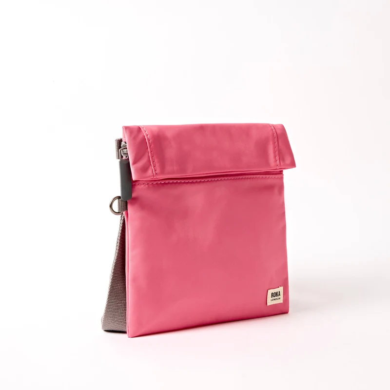 ROKA Stratford Kleine Tasche aus recyceltem Nylon | Pink Lemonade