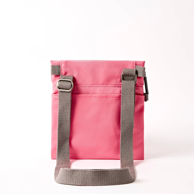 ROKA Stratford Kleine Tasche aus recyceltem Nylon | Pink Lemonade