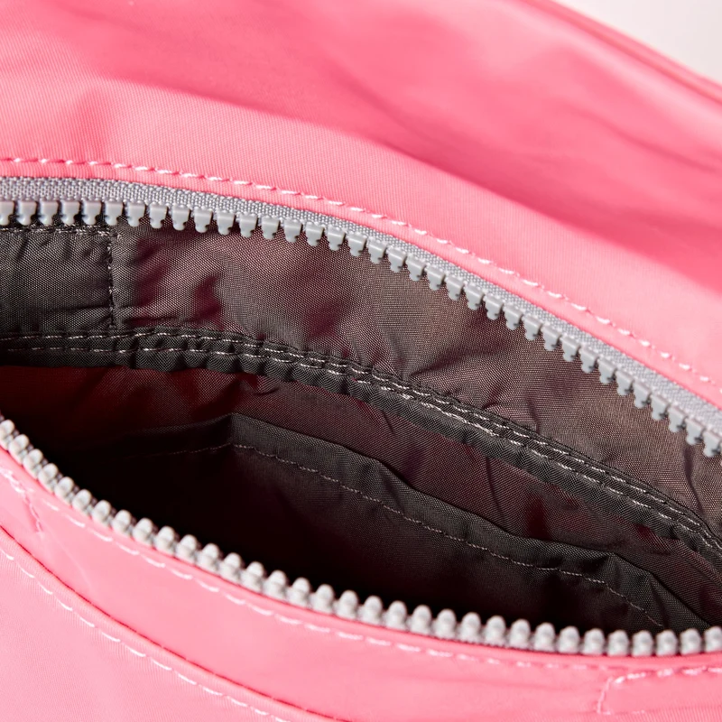 ROKA Stratford Kleine Tasche aus recyceltem Nylon | Pink Lemonade