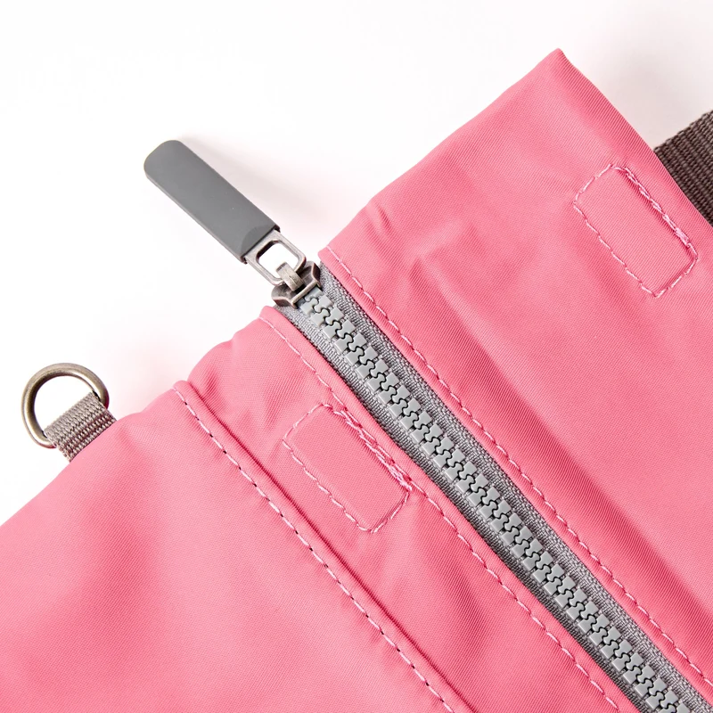 ROKA Stratford Kleine Tasche aus recyceltem Nylon | Pink Lemonade