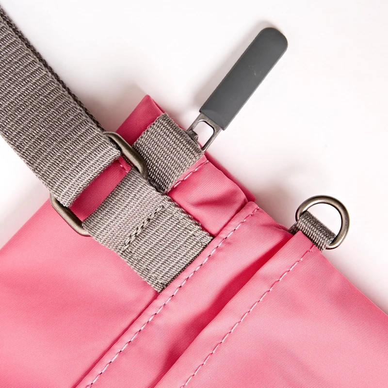ROKA Stratford Kleine Tasche aus recyceltem Nylon | Pink Lemonade