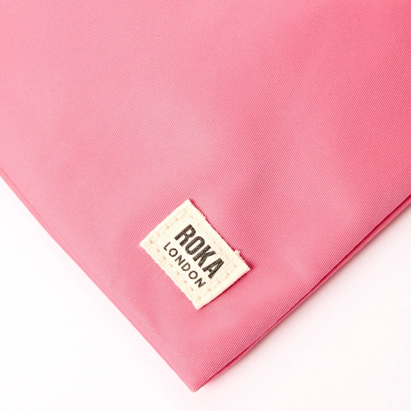 ROKA Stratford Kleine Tasche aus recyceltem Nylon | Pink Lemonade