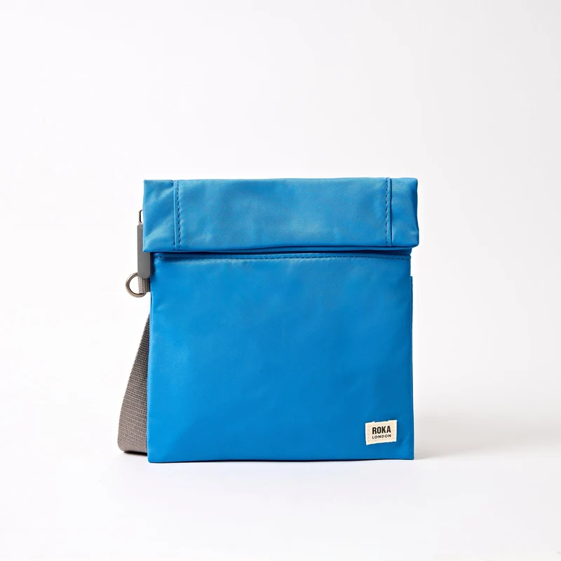 ROKA Stratford Kleine Tasche aus recyceltem Nylon | Malibu Blau