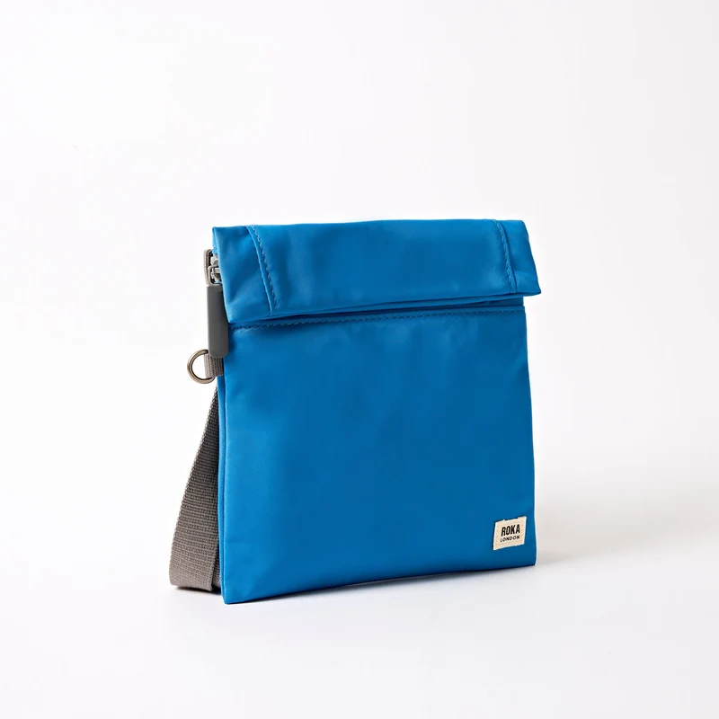 ROKA Stratford Kleine Tasche aus recyceltem Nylon | Malibu Blau