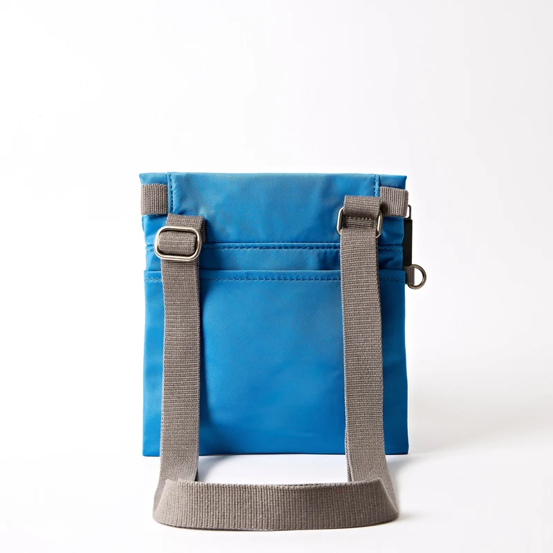 ROKA Stratford Kleine Tasche aus recyceltem Nylon | Malibu Blau