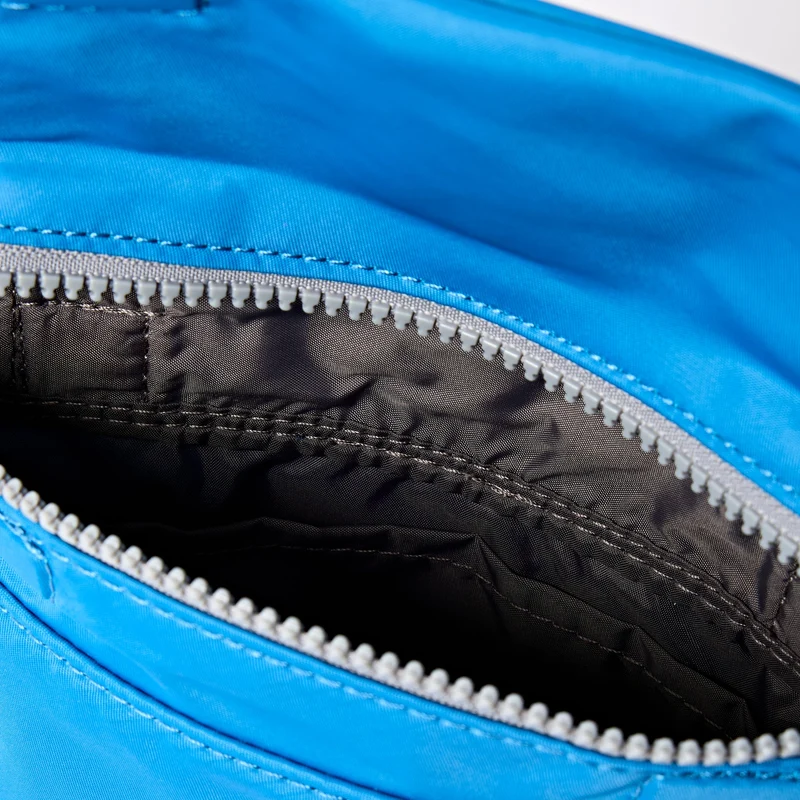 ROKA Stratford Kleine Tasche aus recyceltem Nylon | Malibu Blau