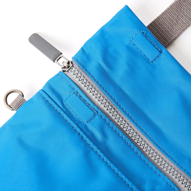 ROKA Stratford Kleine Tasche aus recyceltem Nylon | Malibu Blau