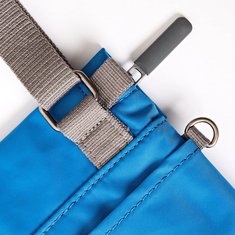 ROKA Stratford Kleine Tasche aus recyceltem Nylon | Malibu Blau