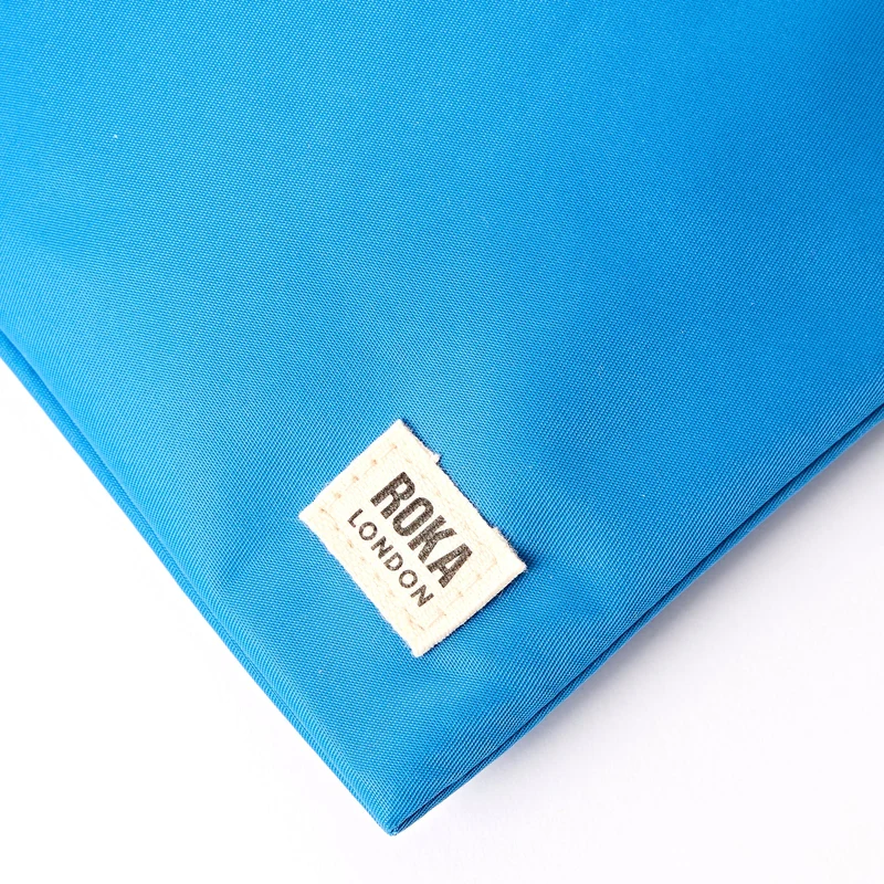 ROKA Stratford Kleine Tasche aus recyceltem Nylon | Malibu Blau