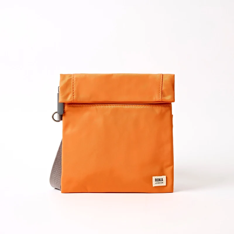 ROKA Stratford Kleine Tasche aus recyceltem Nylon | Jaffa Orange