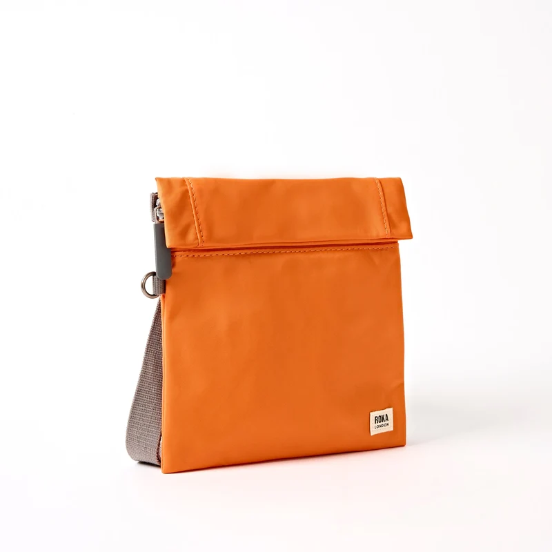 ROKA Stratford Kleine Tasche aus recyceltem Nylon | Jaffa Orange
