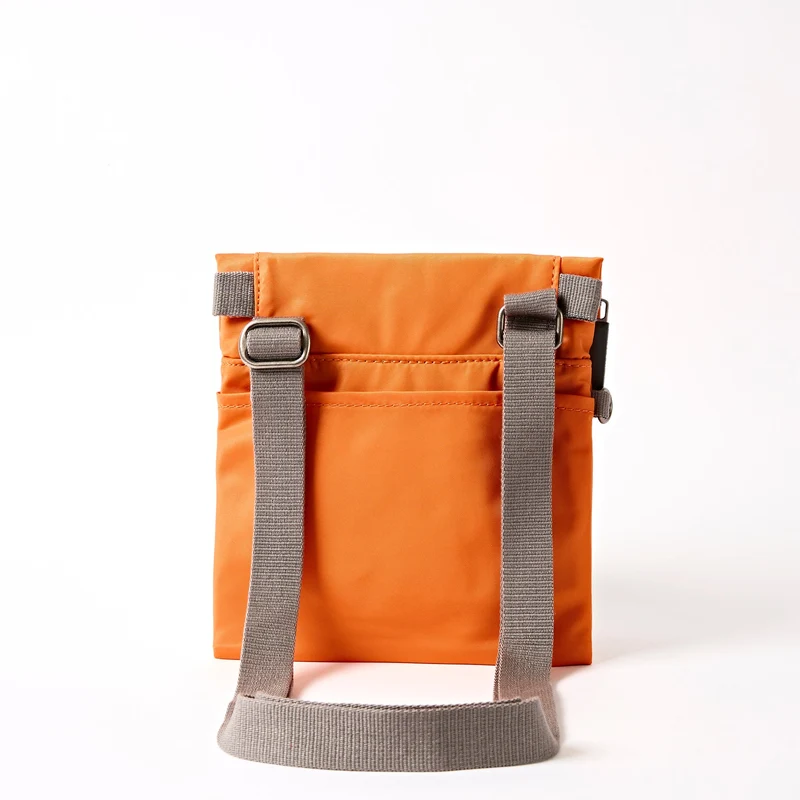 ROKA Stratford Kleine Tasche aus recyceltem Nylon | Jaffa Orange